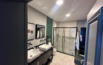 Zekeriyaköy Merkezde Site İçinde Havuzlu 5+1 Satılık Villa