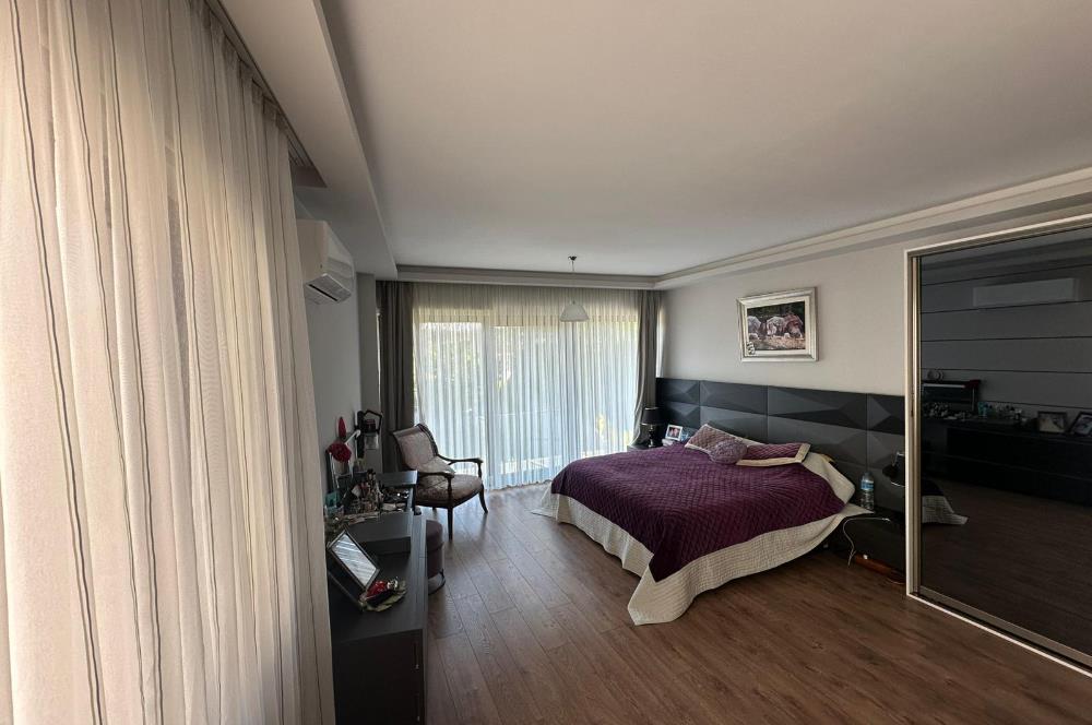 Zekeriyaköy Merkezde Site İçinde Havuzlu 5+1 Satılık Villa