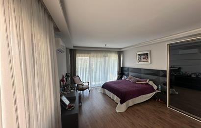 Zekeriyaköy Merkezde Site İçinde Havuzlu 5+1 Satılık Villa