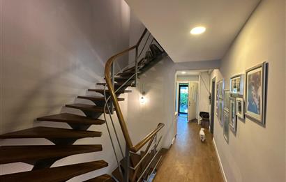 Zekeriyaköy Merkezde Site İçinde Havuzlu 5+1 Satılık Villa