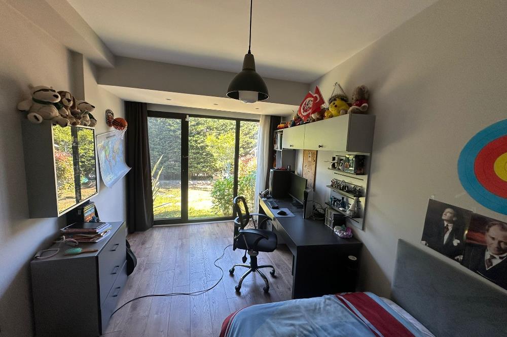Zekeriyaköy Merkezde Site İçinde Havuzlu 5+1 Satılık Villa