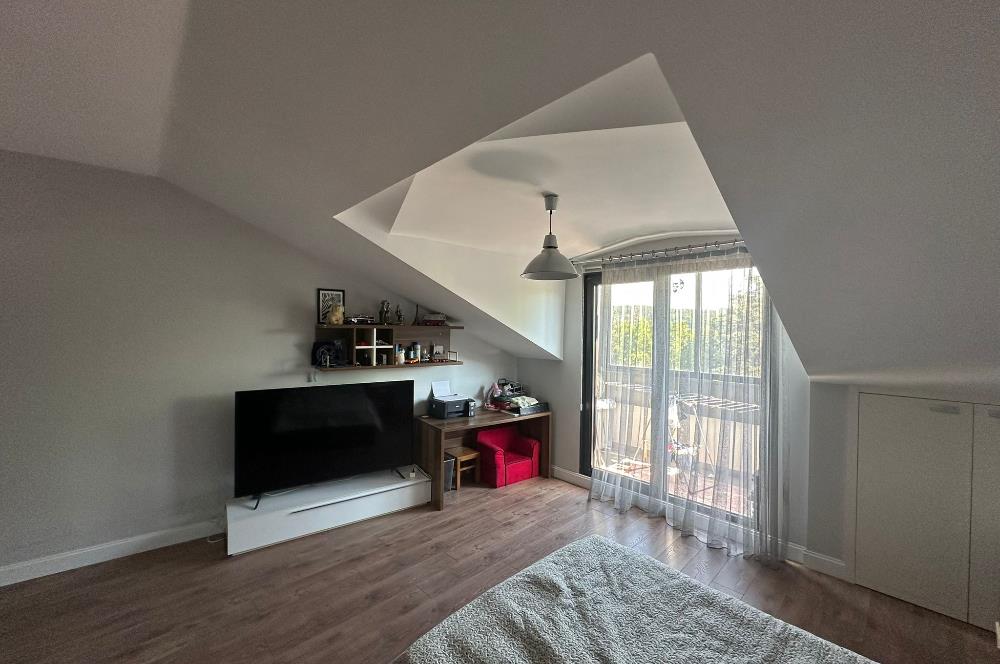 Zekeriyaköy Merkezde Site İçinde Havuzlu 5+1 Satılık Villa
