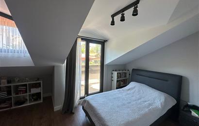 Zekeriyaköy Merkezde Site İçinde Havuzlu 5+1 Satılık Villa