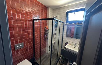 Zekeriyaköy Merkezde Site İçinde Havuzlu 5+1 Satılık Villa