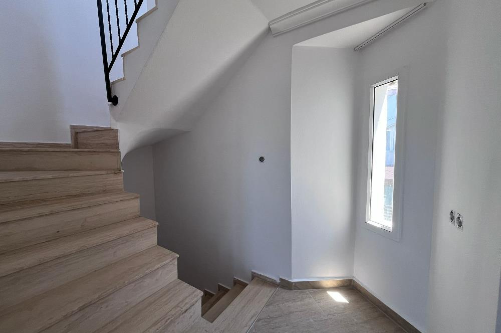 Turgutreis Yalı'da Denize Sıfır Sitede Satılık Tripleks Daire