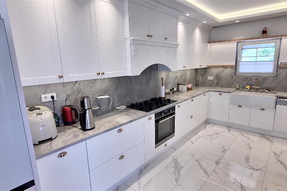 USKUMRUKÖY BİZİM VADİ SİTESİNDE A'DAN Z'YE YENİLENMİŞ LÜKS VİLLA