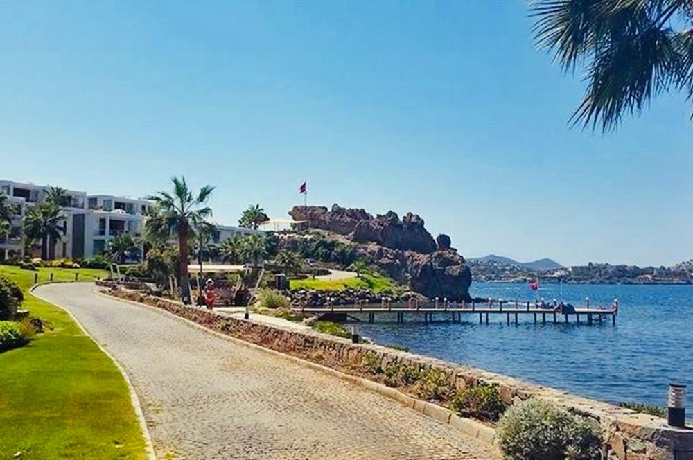 Bodrum Yalıkavak’ta Gerçek Denize Sıfır Lüks Bahçe Dubleksi | Özel Plajlı Magic Rock Sitesi