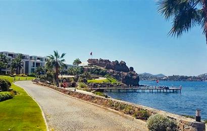 Bodrum Yalıkavak’ta Gerçek Denize Sıfır Lüks Bahçe Dubleksi | Özel Plajlı Magic Rock Sitesi