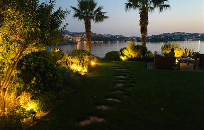 Bodrum Yalıkavak’ta Gerçek Denize Sıfır Lüks Bahçe Dubleksi | Özel Plajlı Magic Rock Sitesi