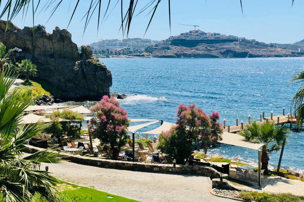 Bodrum Yalıkavak’ta Gerçek Denize Sıfır Lüks Bahçe Dubleksi | Özel Plajlı Magic Rock Sitesi