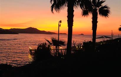 Bodrum Yalıkavak’ta Gerçek Denize Sıfır Lüks Bahçe Dubleksi | Özel Plajlı Magic Rock Sitesi