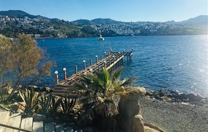 Bodrum Yalıkavak’ta Gerçek Denize Sıfır Lüks Bahçe Dubleksi | Özel Plajlı Magic Rock Sitesi