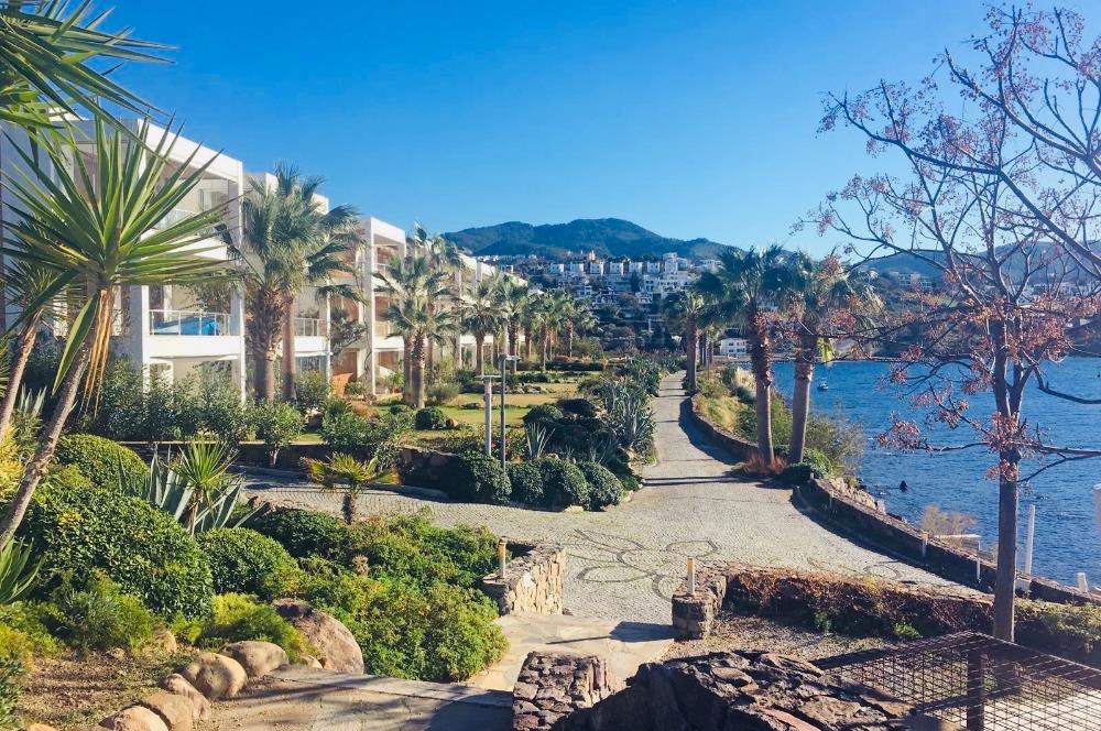 Bodrum Yalıkavak’ta Gerçek Denize Sıfır Lüks Bahçe Dubleksi | Özel Plajlı Magic Rock Sitesi