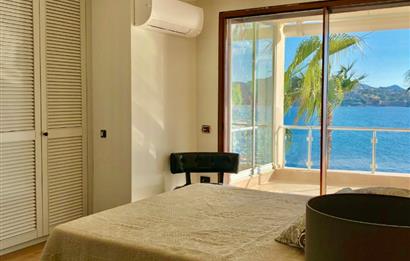 Bodrum Yalıkavak’ta Gerçek Denize Sıfır Lüks Bahçe Dubleksi | Özel Plajlı Magic Rock Sitesi