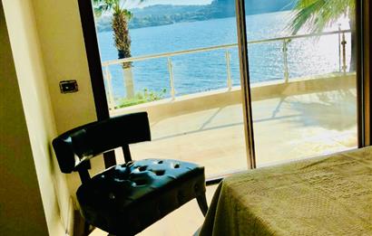 Bodrum Yalıkavak’ta Gerçek Denize Sıfır Lüks Bahçe Dubleksi | Özel Plajlı Magic Rock Sitesi