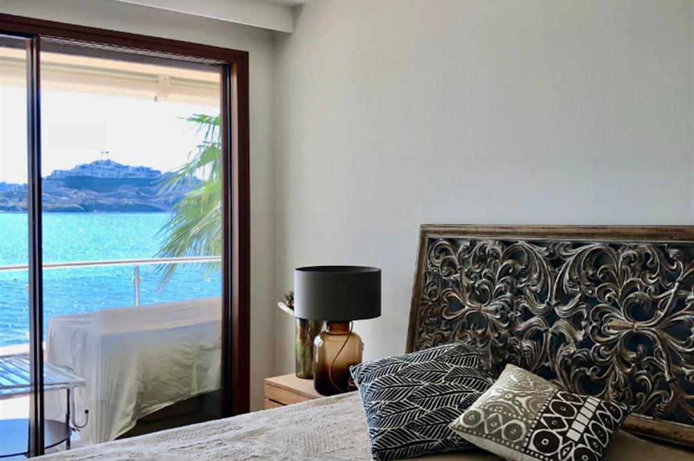Bodrum Yalıkavak’ta Gerçek Denize Sıfır Lüks Bahçe Dubleksi | Özel Plajlı Magic Rock Sitesi