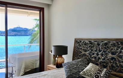 Bodrum Yalıkavak’ta Gerçek Denize Sıfır Lüks Bahçe Dubleksi | Özel Plajlı Magic Rock Sitesi