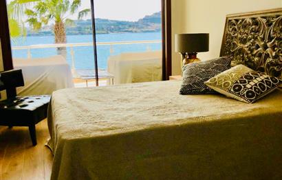 Bodrum Yalıkavak’ta Gerçek Denize Sıfır Lüks Bahçe Dubleksi | Özel Plajlı Magic Rock Sitesi