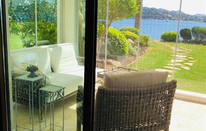 Bodrum Yalıkavak’ta Gerçek Denize Sıfır Lüks Bahçe Dubleksi | Özel Plajlı Magic Rock Sitesi