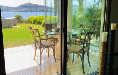 Bodrum Yalıkavak’ta Gerçek Denize Sıfır Lüks Bahçe Dubleksi | Özel Plajlı Magic Rock Sitesi