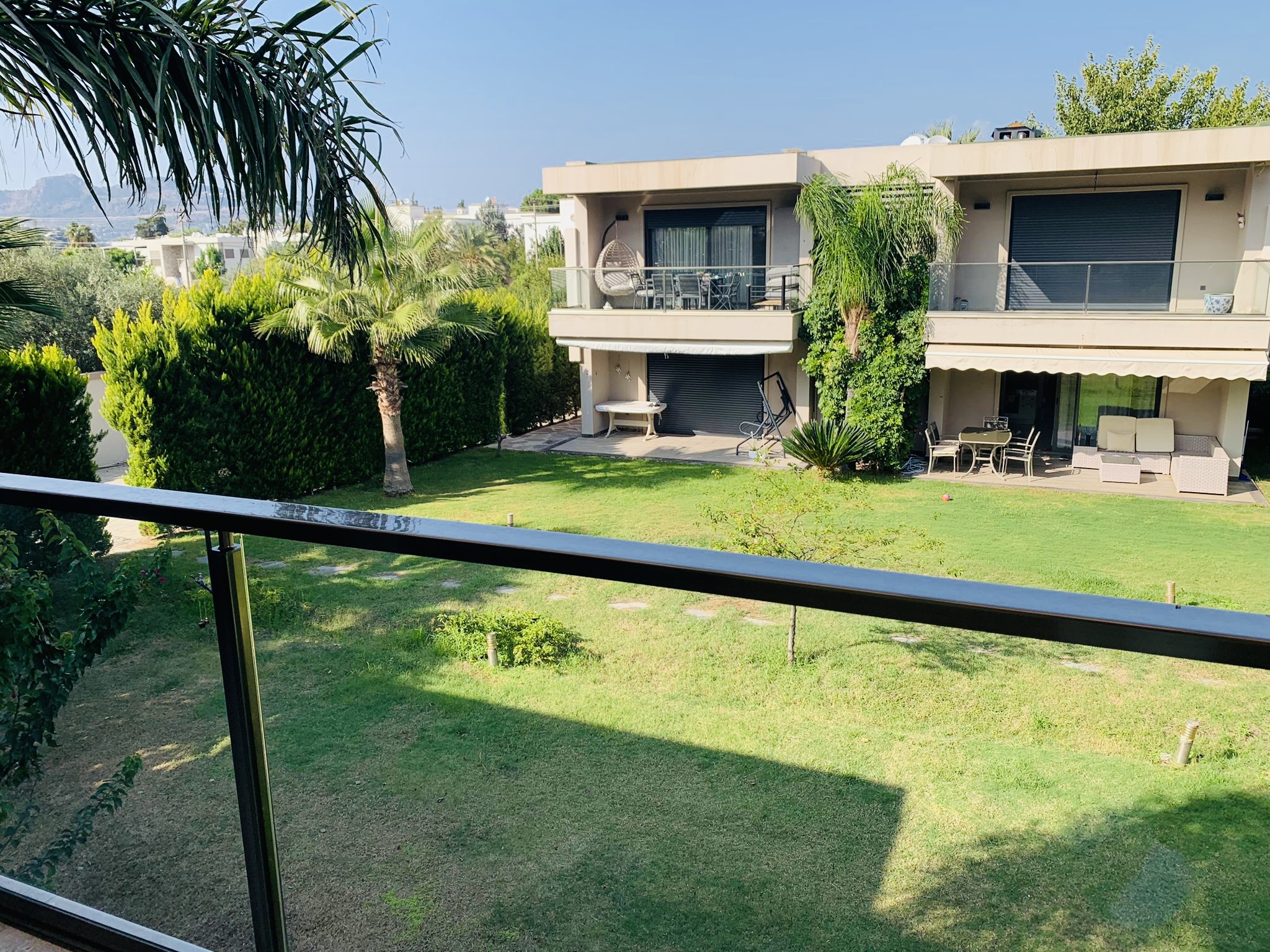 Bodrum Türkbükü Sezonluk Kiralık Daire | Plajlara Düz Ayak Yürüme Mesafesinde Lüks Site Yaşamı