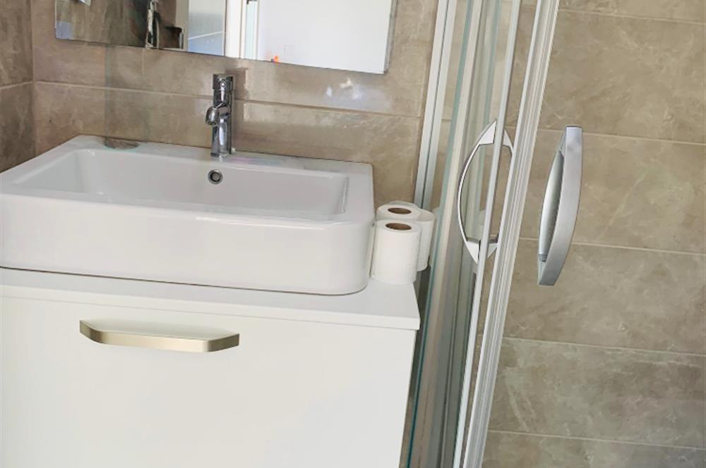 Bodrum Türkbükü Sezonluk Kiralık Daire | Plajlara Düz Ayak Yürüme Mesafesinde Lüks Site Yaşamı