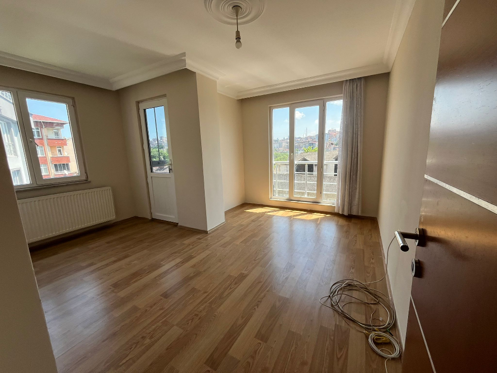 Eyüp Silahtarağa Caddesi Üzeri 2+1 Geniş Otoparklı Kiralık Daire