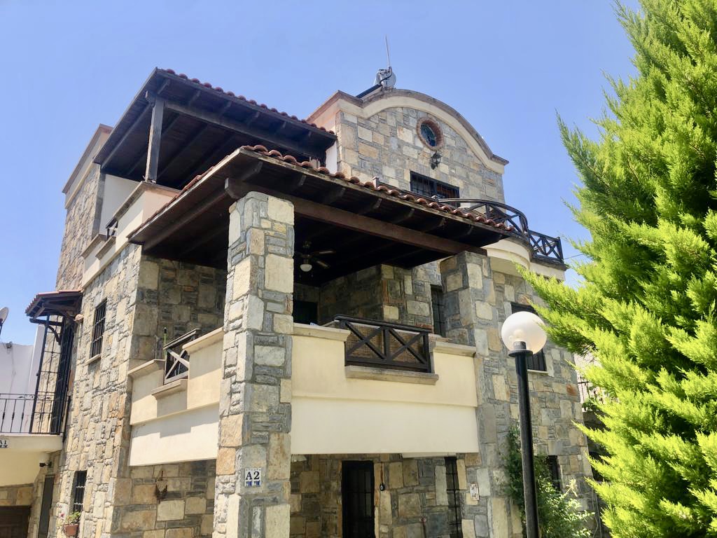 Bodrum Gündoğan Sahilinde, Plajlara Yürüme Mesafesinde Satılık Üst Dubleks | Eşsiz Lokasyon Avantajı