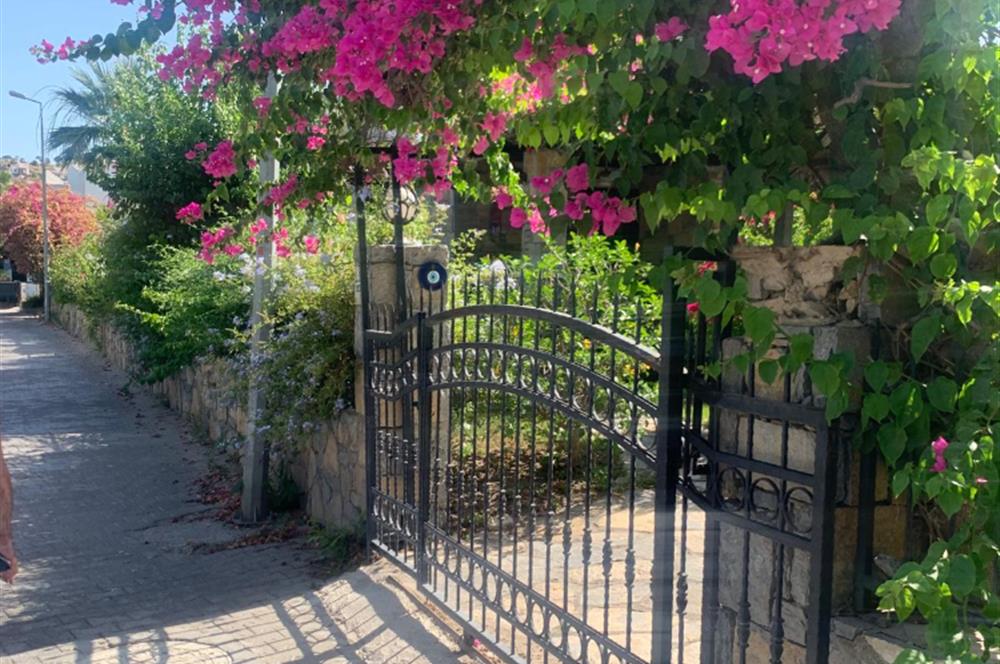 Bodrum Gündoğan Sahilinde, Plajlara Yürüme Mesafesinde Satılık Üst Dubleks | Eşsiz Lokasyon Avantajı