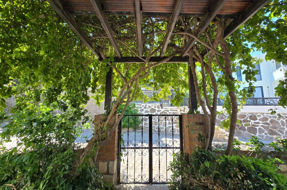Bodrum-Bitez'de site içerisinde müstakil  bahçeli 4+1  Villa