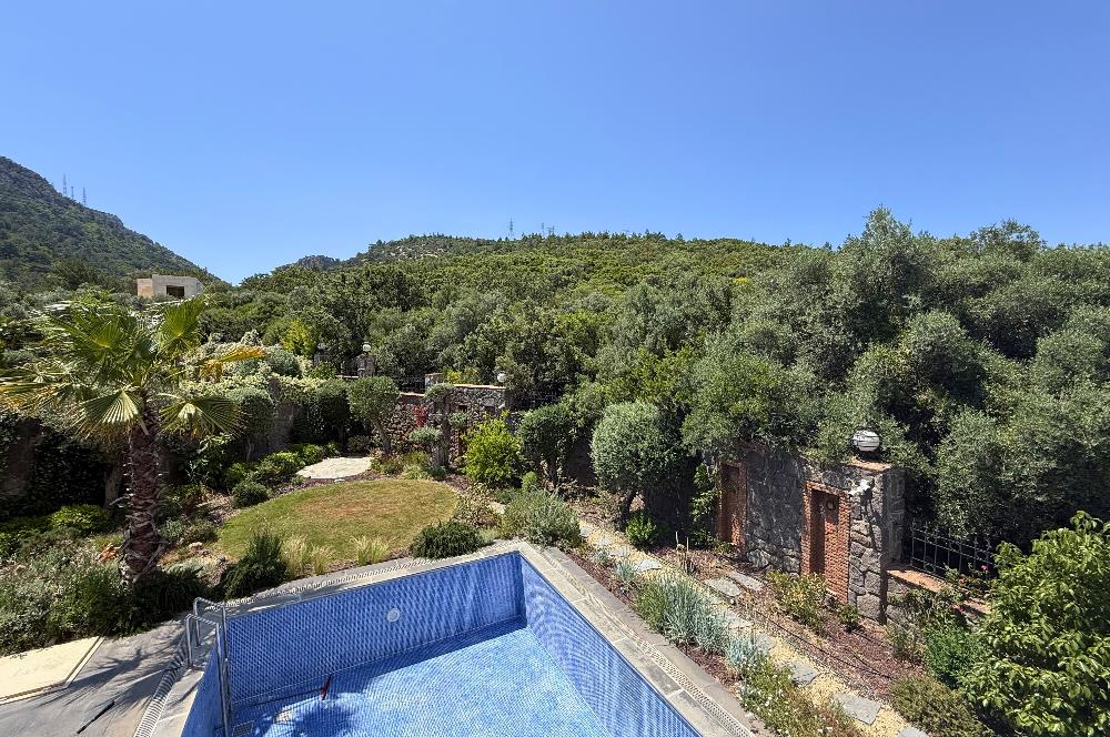 Bodrum Torba Taş Konaklar Sitesinde Ormana Cepheli Müstakil Havuzlu İzole Lüks Villa