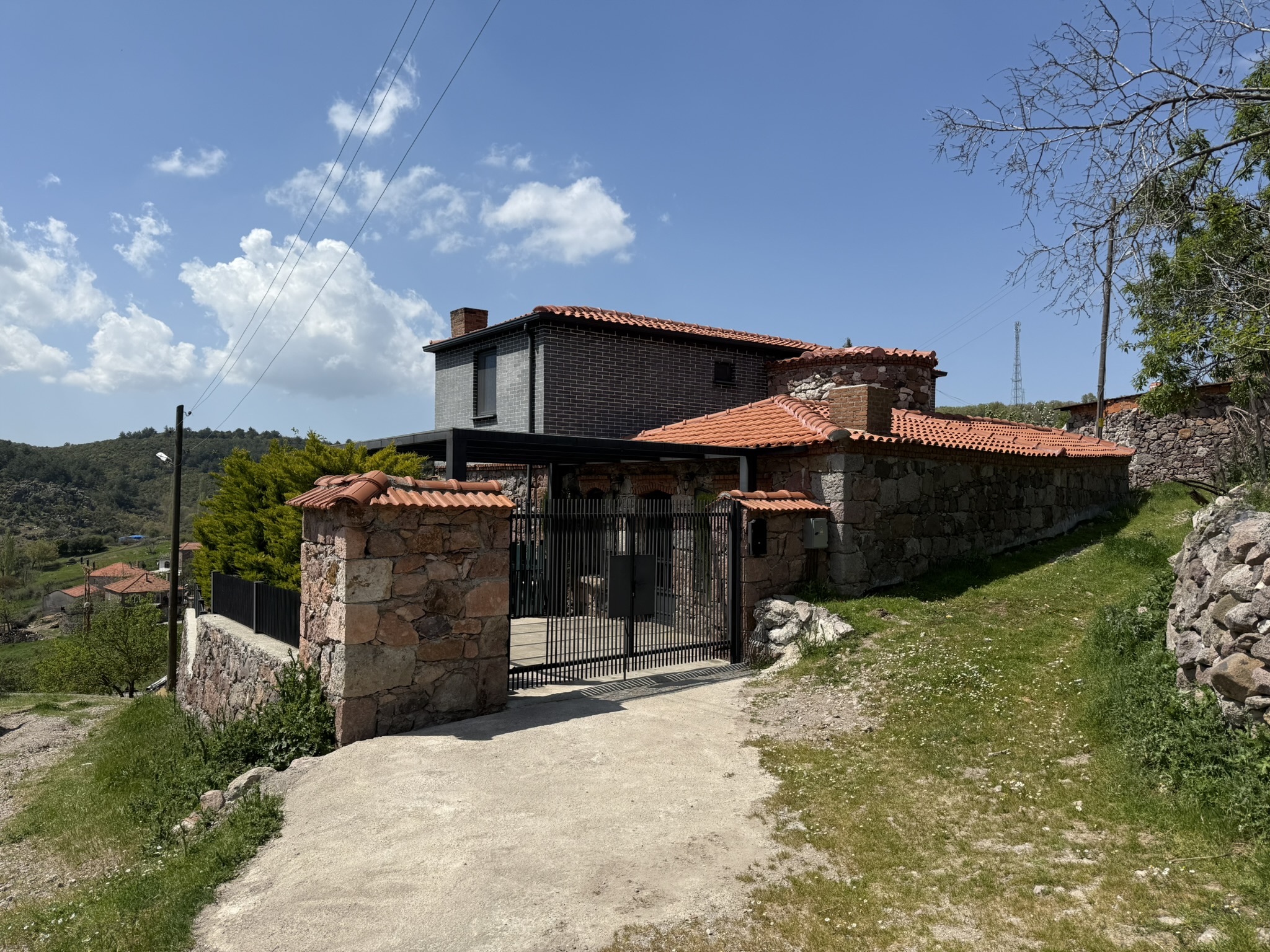 Ayvacık’da Doğa İçerisinde Manzaralı Satılık Taş Ev 