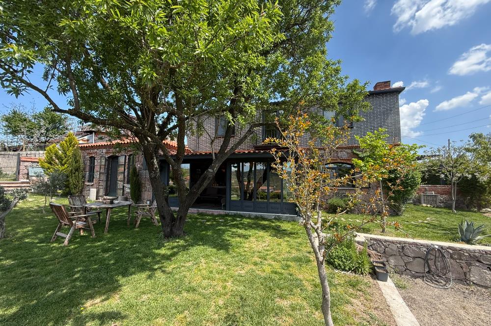 Ayvacık’da Doğa İçerisinde Manzaralı Satılık Taş Ev 