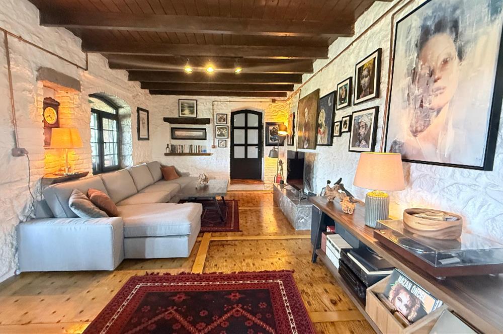 Ayvacık’da Doğa İçerisinde Manzaralı Satılık Taş Ev 