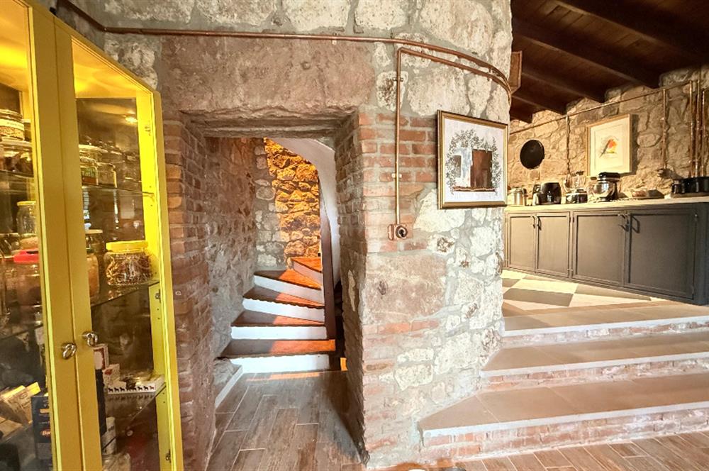 Ayvacık’da Doğa İçerisinde Manzaralı Satılık Taş Ev 