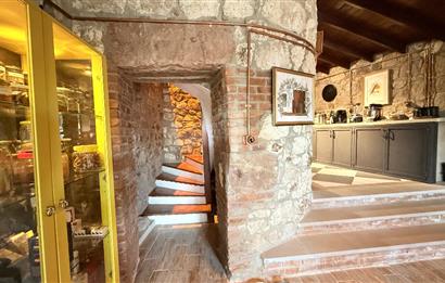 Ayvacık’da Doğa İçerisinde Manzaralı Satılık Taş Ev 