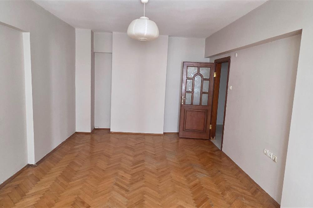 Kuğu Pastanesi'ne Birkaç Adım, Geniş Balkonlu Ferah Kiralık 2+1