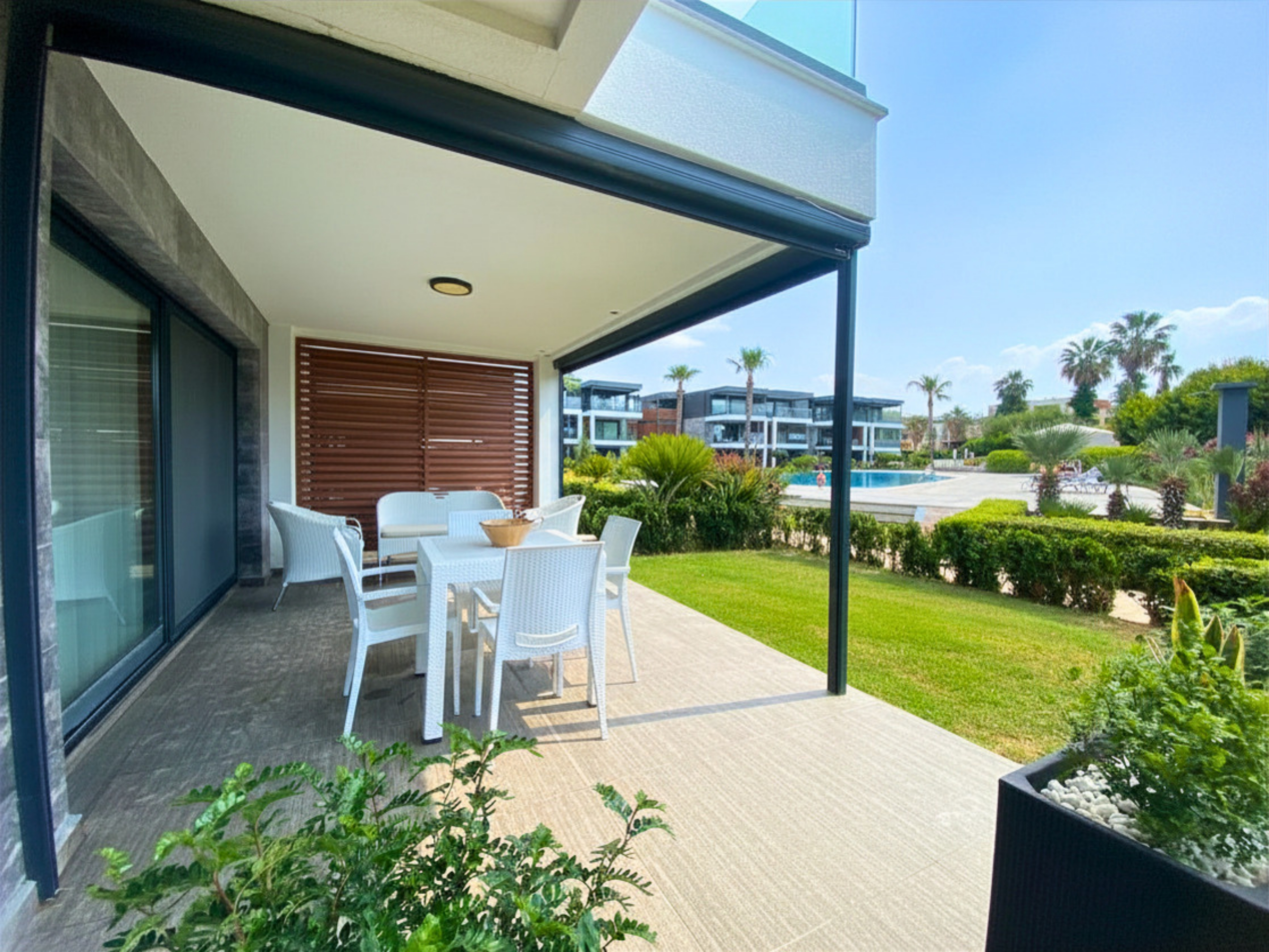 Kiralık Denize Sıfır Özel Kum Plajlı ve Havuzlu Site içerisinde Bahçe Katı Residance Daire