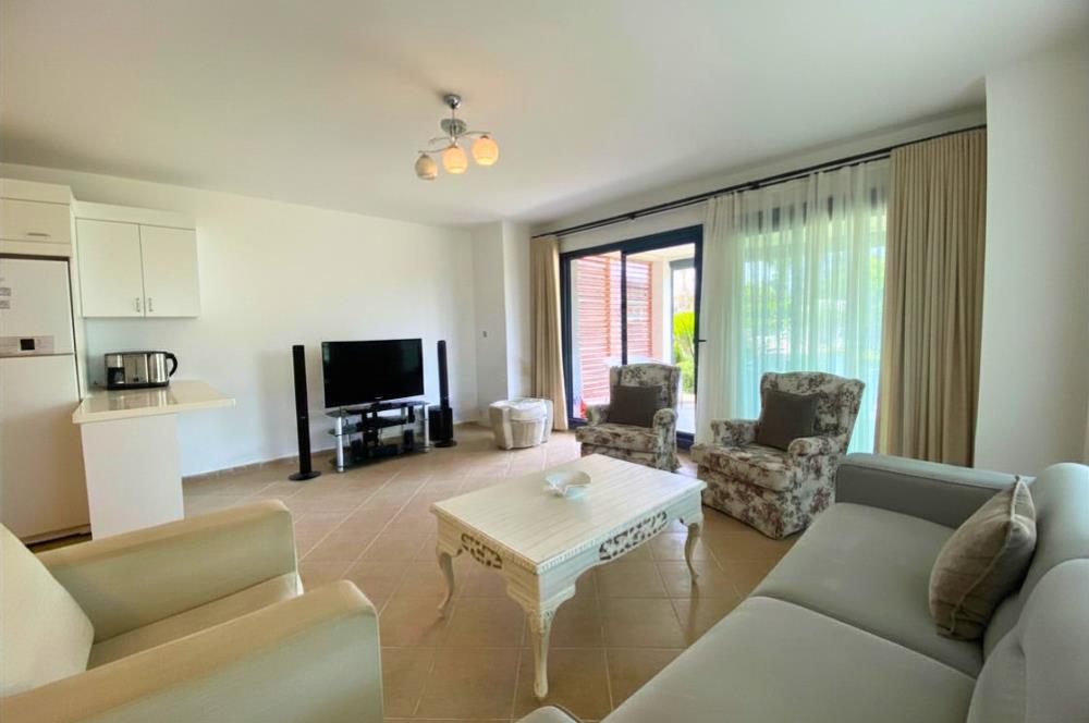 Kiralık Denize Sıfır Özel Kum Plajlı ve Havuzlu Site içerisinde Bahçe Katı Residance Daire