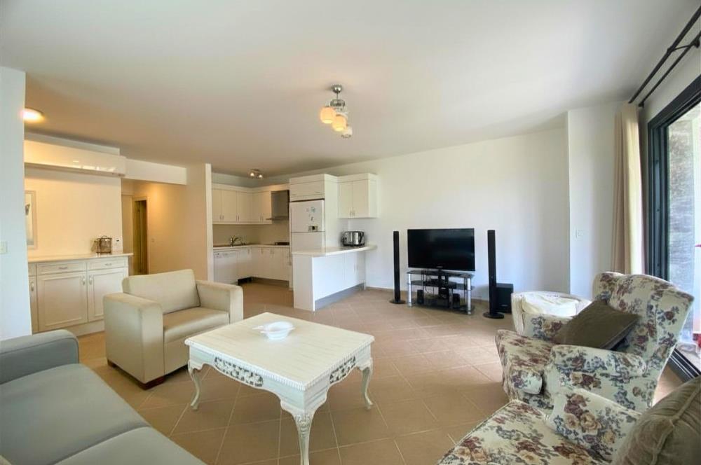 Kiralık Denize Sıfır Özel Kum Plajlı ve Havuzlu Site içerisinde Bahçe Katı Residance Daire