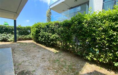 Kiralık Denize Sıfır Özel Kum Plajlı ve Havuzlu Site içerisinde Bahçe Katı Residance Daire