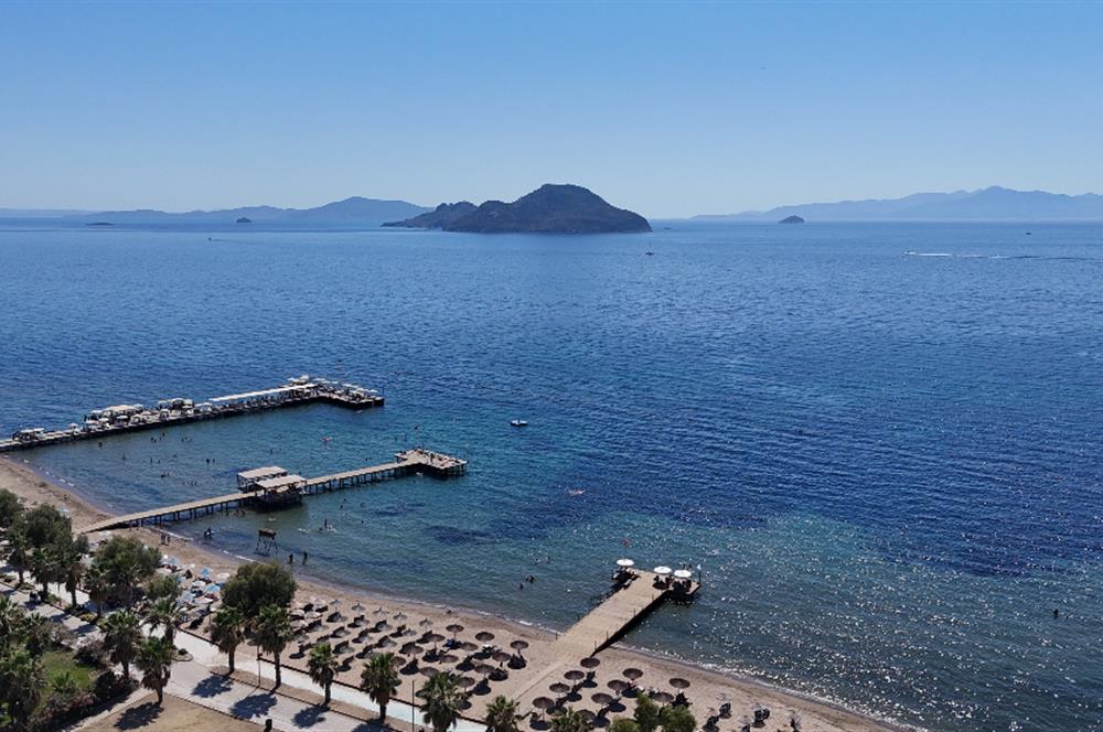 Kiralık Denize Sıfır Özel Kum Plajlı ve Havuzlu Site içerisinde Bahçe Katı Residance Daire