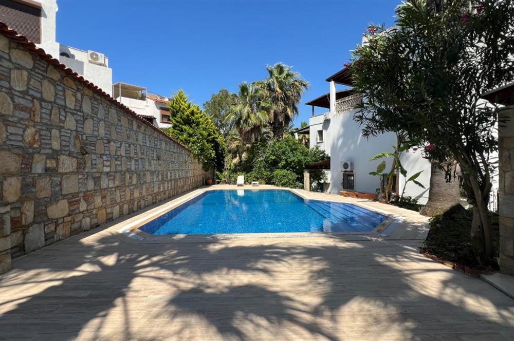 Bodrum Torba' da Havuzlu Sitede Sahile 300 metre 2+1 Satılık Bahçe Katı
