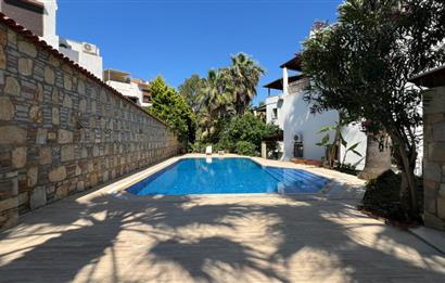 Bodrum Torba' da Havuzlu Sitede Sahile 300 metre 2+1 Satılık Bahçe Katı