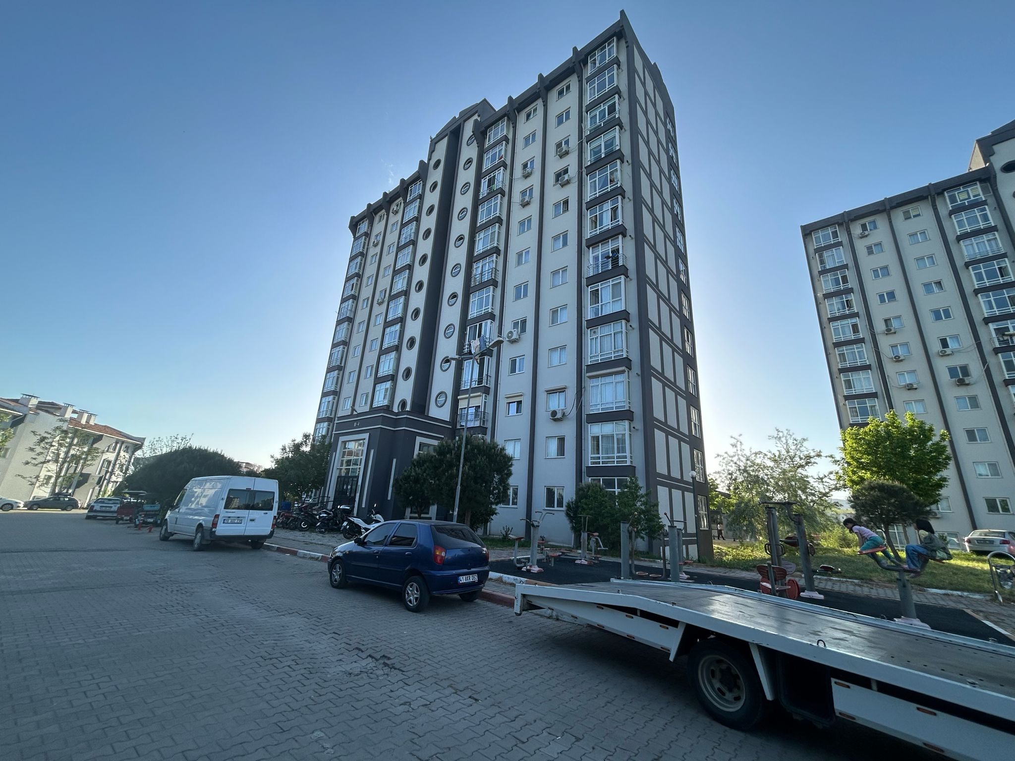 C21 BAL'DAN TOKİ YENİMAHALLEDE SATILIK EŞYALI 1+1