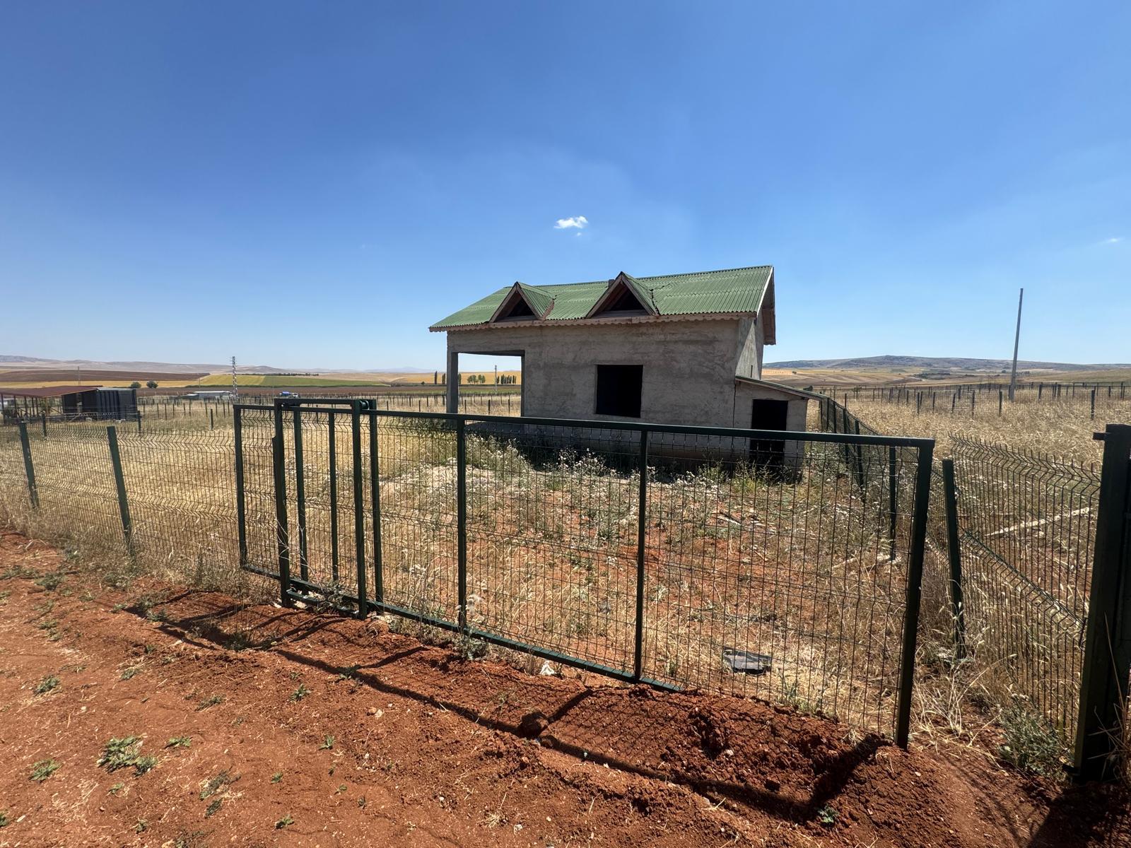 GÖLBAŞI DİKİLİTAŞ'TA NATAMAM BETONARME EVİ BULUNAN HOBİ BAHÇESİ