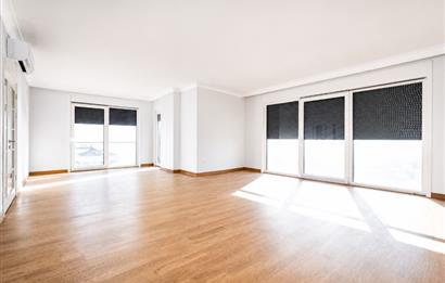 Caddebostanda BOŞ Eşsiz Deniz Manzaralı 4+1 Geniş Daire