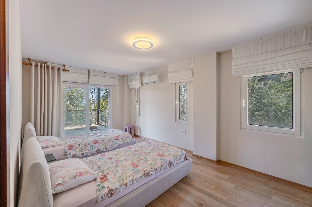 Gündoğan Küçükbük Deniz Manzaralı Özel Plajlı 5+1 Villa