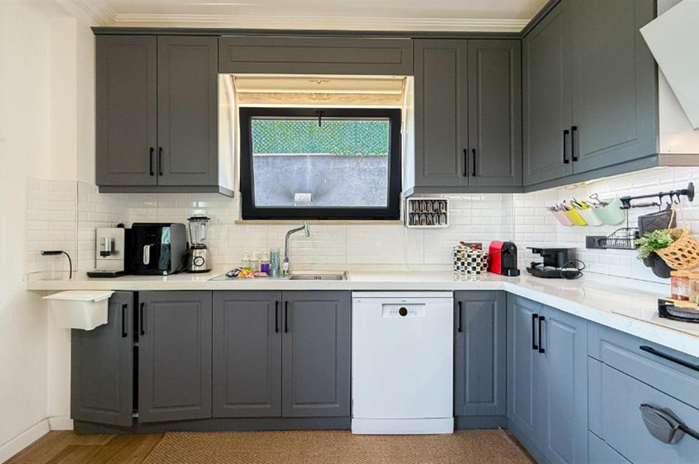 ERDEK'TE DENİZ MANZARALI KIŞ BAHÇELİ HAVUZLU 710 M2 MODERN VİLLA
