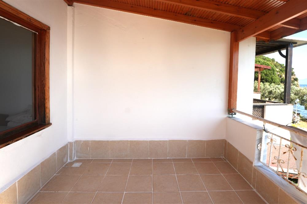 C21 Cius; Armutlu-Fıstıklı Site İçerisinde Denize Sıfır Villa